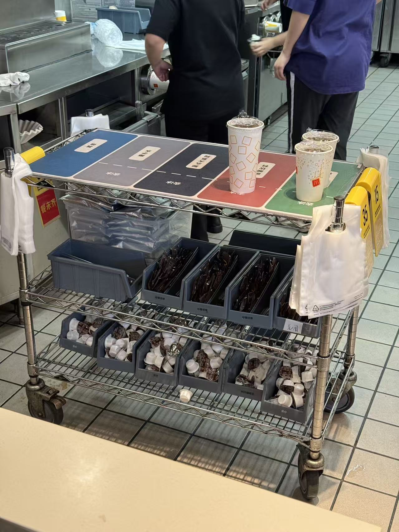 Application of three tiers rack in fast food restaurants.jpg