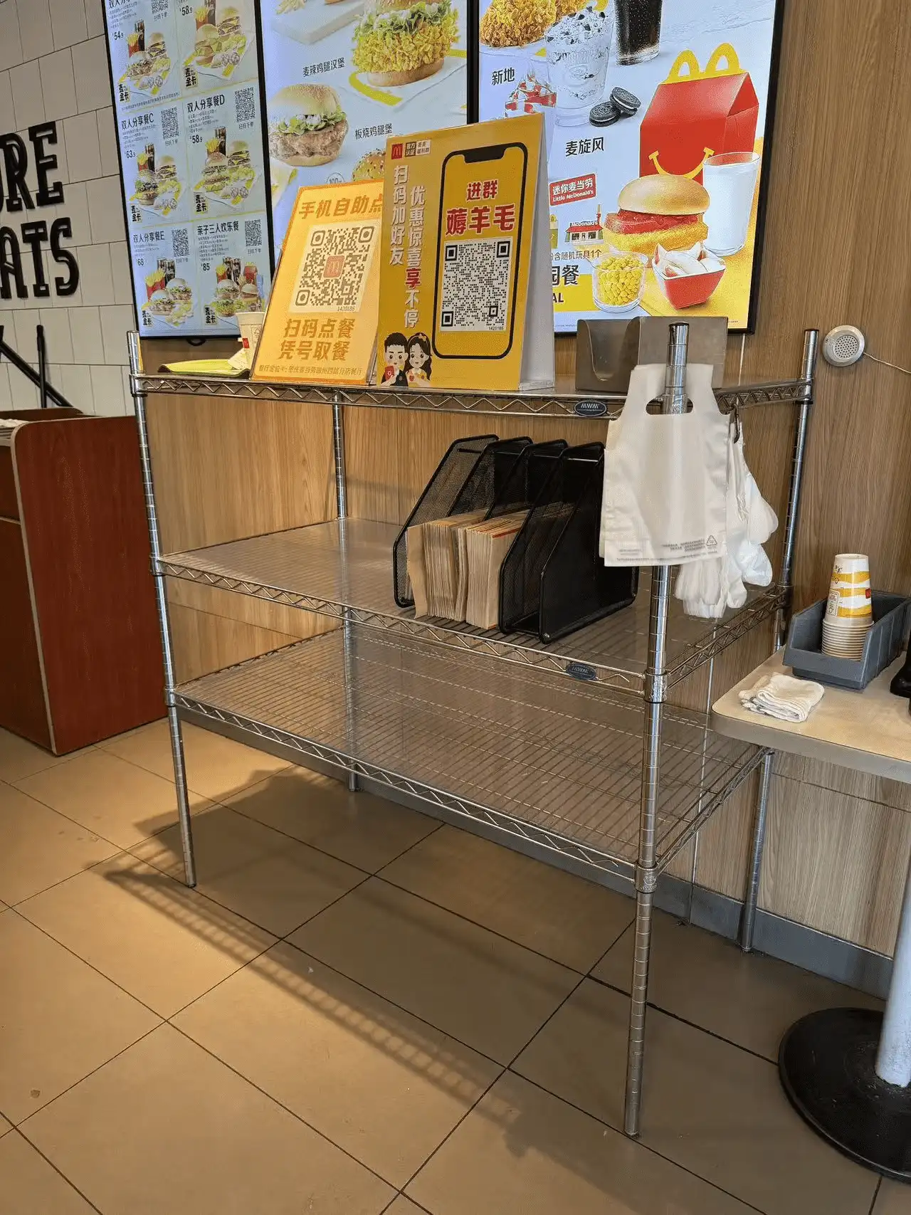The Ultimate Metal Storage Rack for Modern Fast Food Restaurants.webp